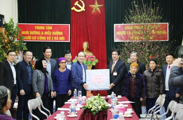 Phó Chủ tịch Thường trực HĐND TP Nguyễn Ngọc Tuấn thăm, tặng quà người có công và đối tượng bảo trợ xã hội 